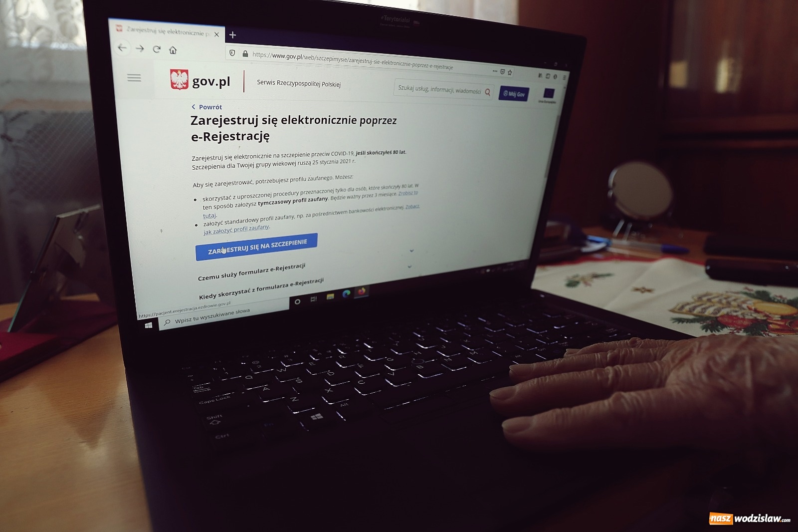 Zdjęcie w galerii na portalu naszwodzislaw.com: Pierwszy kombatant na Śląsku zarejetrowany na szczepienie - pomogli mu żołnierze 13 ŚBOT wiadomości z regionu