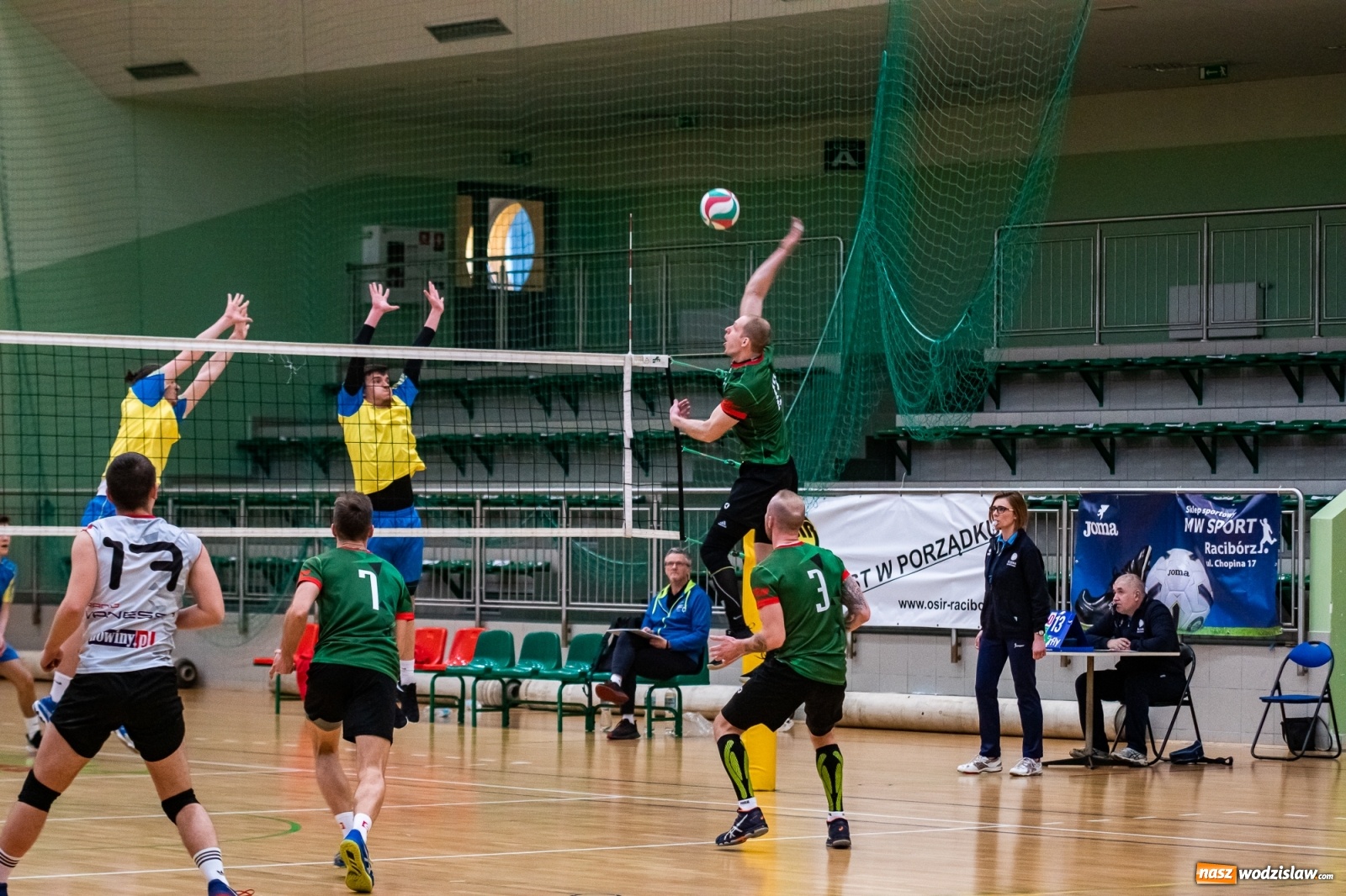 Zdjęcie w galerii na portalu naszwodzislaw.com: Siatkówka. Górnik Radlin wrócił z Raciborza z tarczą [FOTO] wiadomości z regionu
