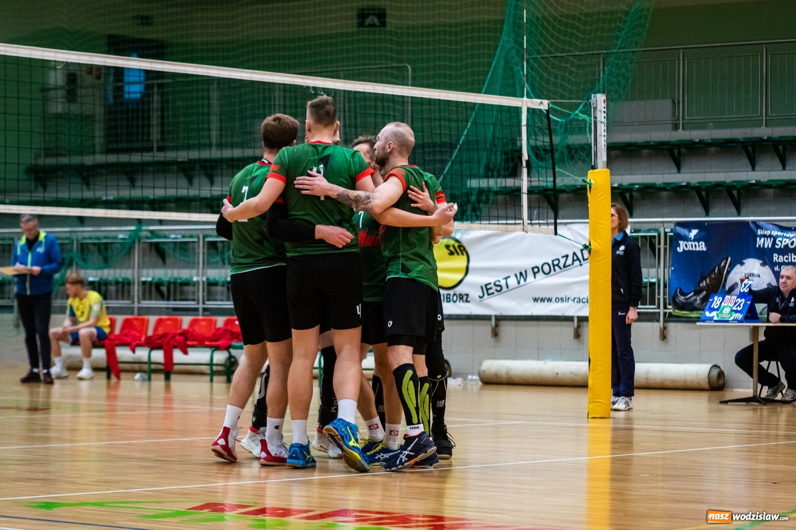 Zdjęcie w galerii na portalu naszwodzislaw.com: Siatkówka. Górnik Radlin wrócił z Raciborza z tarczą [FOTO] wiadomości z regionu