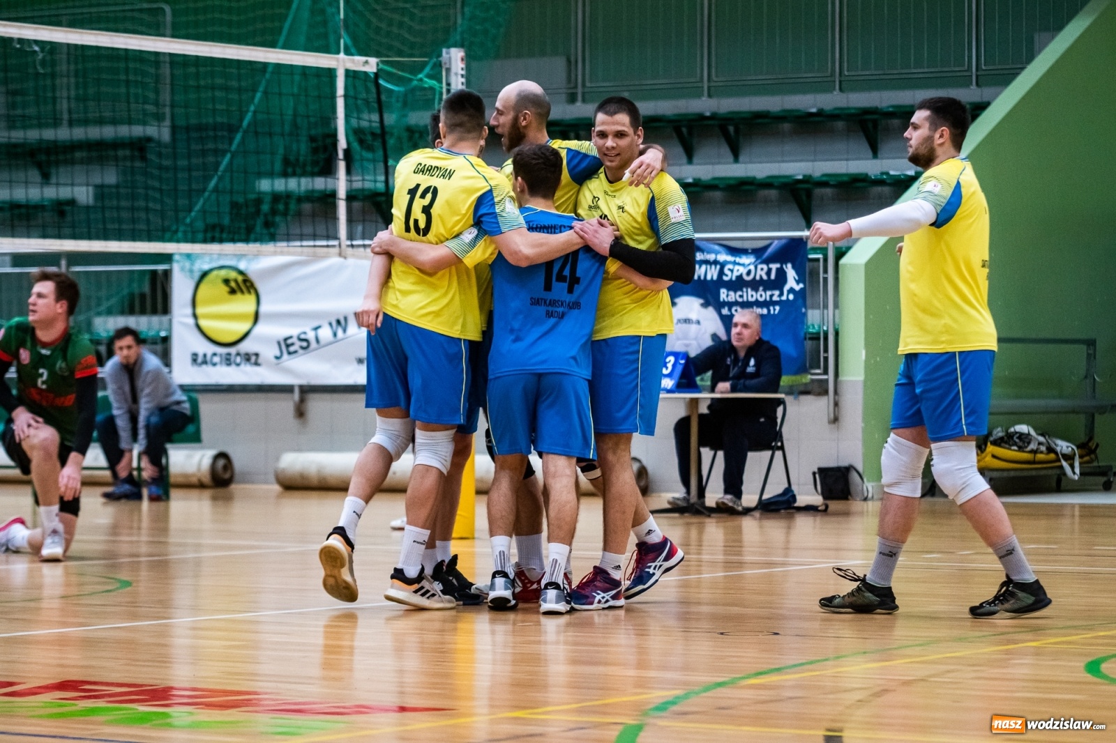 Zdjęcie w galerii na portalu naszwodzislaw.com: Siatkówka. Górnik Radlin wrócił z Raciborza z tarczą [FOTO] wiadomości z regionu