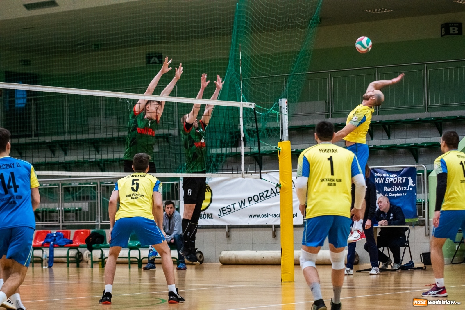Zdjęcie w galerii na portalu naszwodzislaw.com: Siatkówka. Górnik Radlin wrócił z Raciborza z tarczą [FOTO] wiadomości z regionu