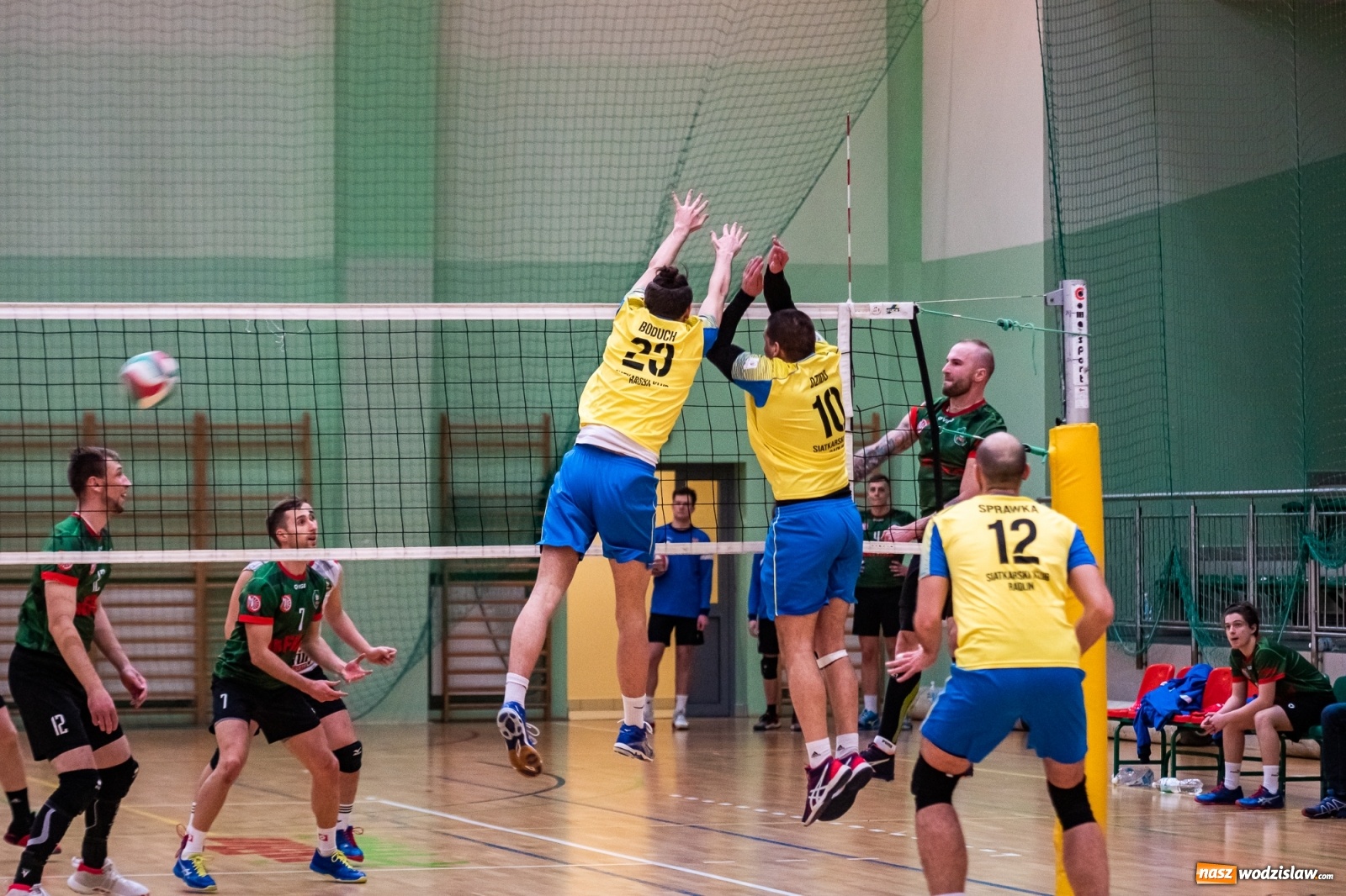 Zdjęcie w galerii na portalu naszwodzislaw.com: Siatkówka. Górnik Radlin wrócił z Raciborza z tarczą [FOTO] wiadomości z regionu