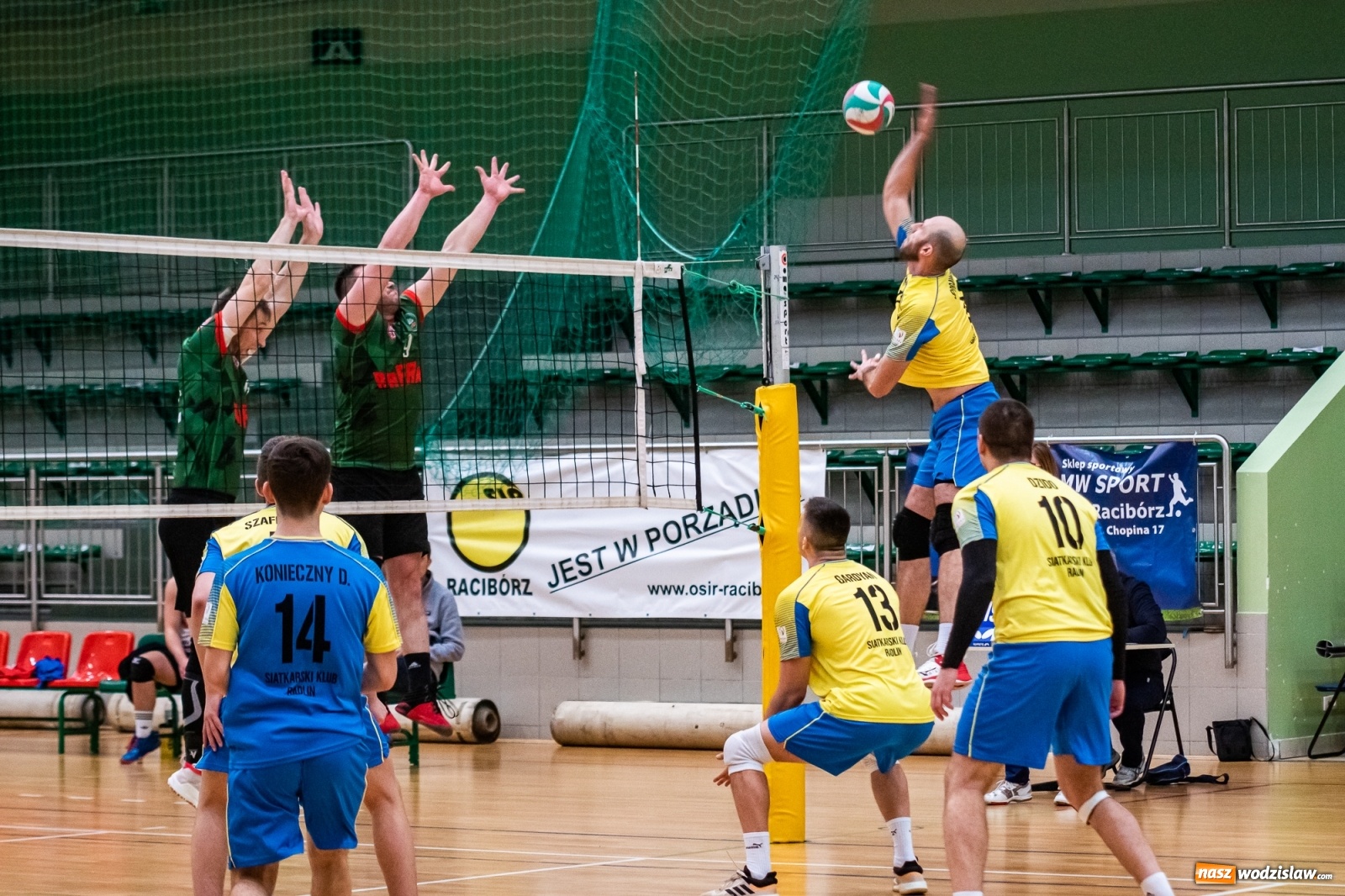 Zdjęcie w galerii na portalu naszwodzislaw.com: Siatkówka. Górnik Radlin wrócił z Raciborza z tarczą [FOTO] wiadomości z regionu