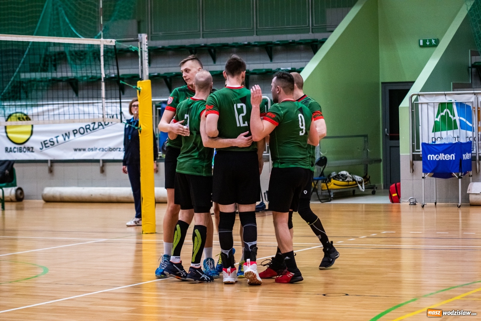Zdjęcie w galerii na portalu naszwodzislaw.com: Siatkówka. Górnik Radlin wrócił z Raciborza z tarczą [FOTO] wiadomości z regionu