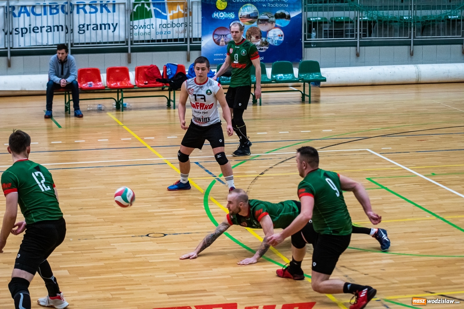 Zdjęcie w galerii na portalu naszwodzislaw.com: Siatkówka. Górnik Radlin wrócił z Raciborza z tarczą [FOTO] wiadomości z regionu