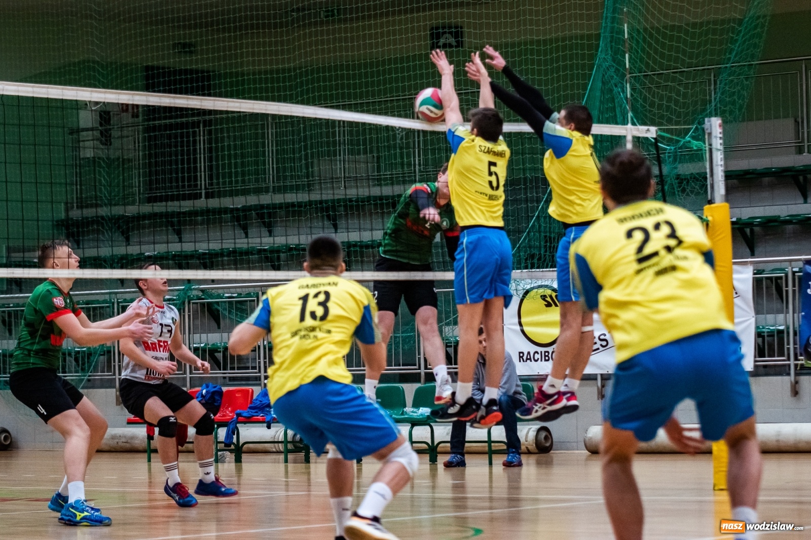 Zdjęcie w galerii na portalu naszwodzislaw.com: Siatkówka. Górnik Radlin wrócił z Raciborza z tarczą [FOTO] wiadomości z regionu