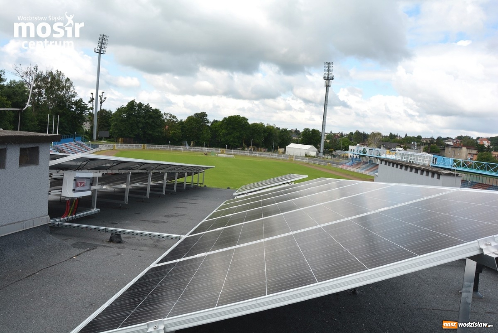 Zdjęcie w galerii na portalu naszwodzislaw.com: OZE na dachach miejskich jednostek wiadomości z regionu