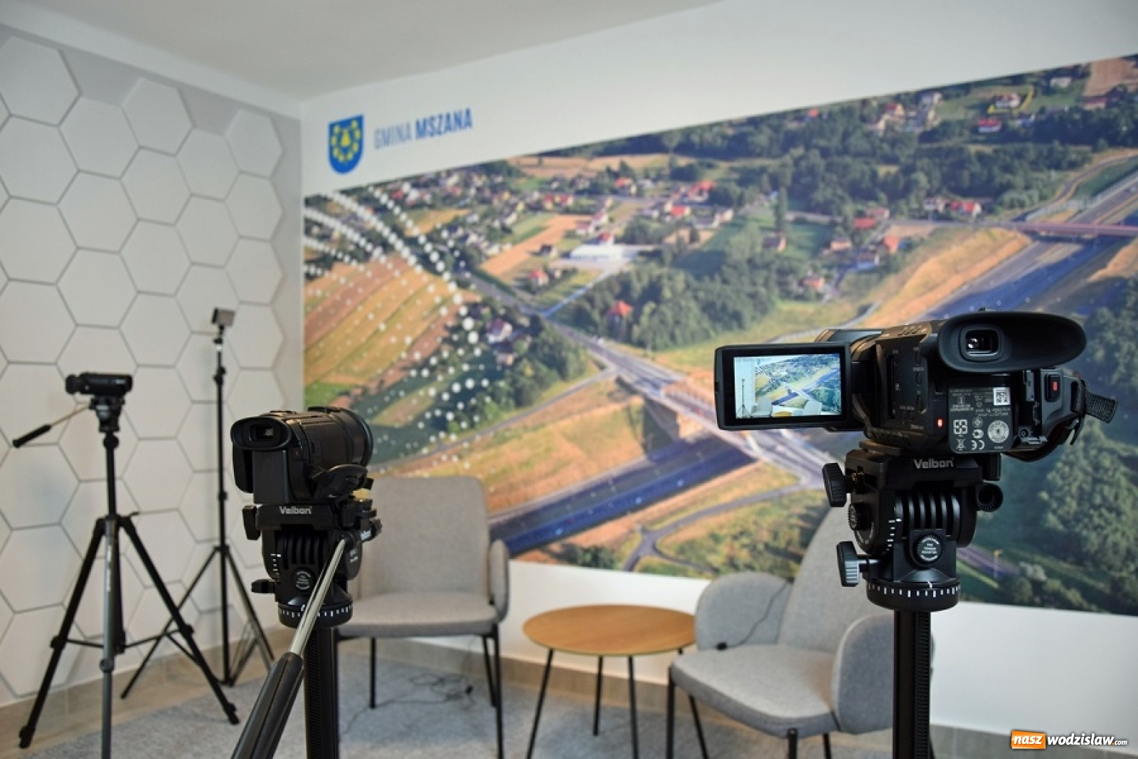 Zdjęcie w galerii na portalu naszwodzislaw.com: Mszański GOKiR stworzył studio telewizyjne wiadomości z regionu