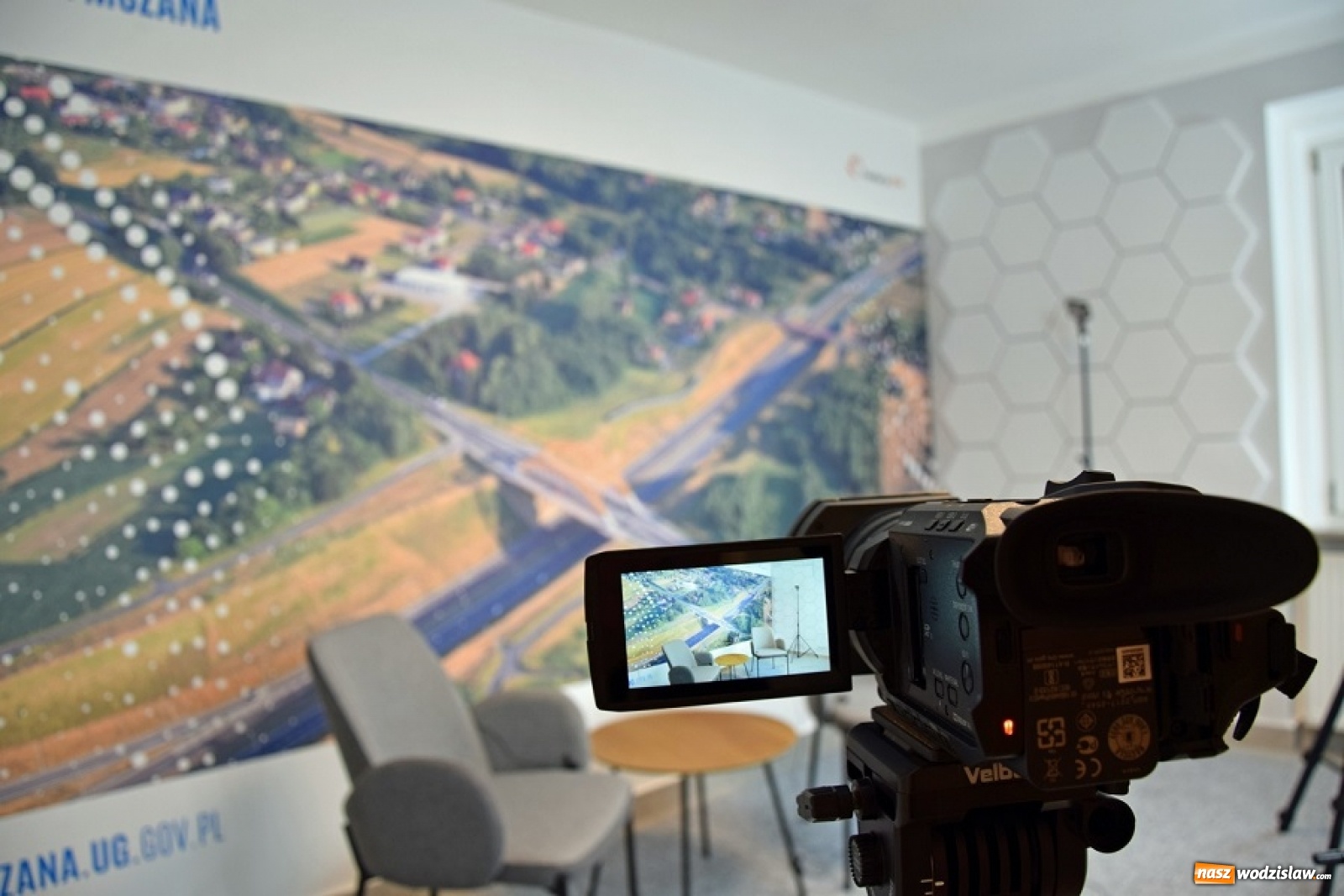 Zdjęcie w galerii na portalu naszwodzislaw.com: Mszański GOKiR stworzył studio telewizyjne wiadomości z regionu