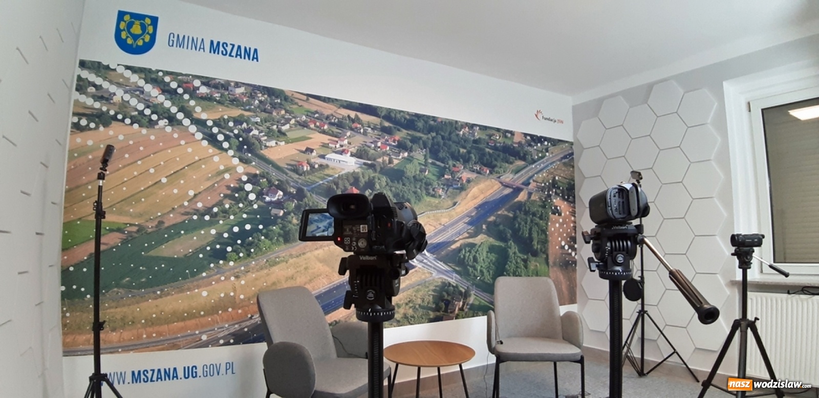 Zdjęcie w galerii na portalu naszwodzislaw.com: Mszański GOKiR stworzył studio telewizyjne wiadomości z regionu