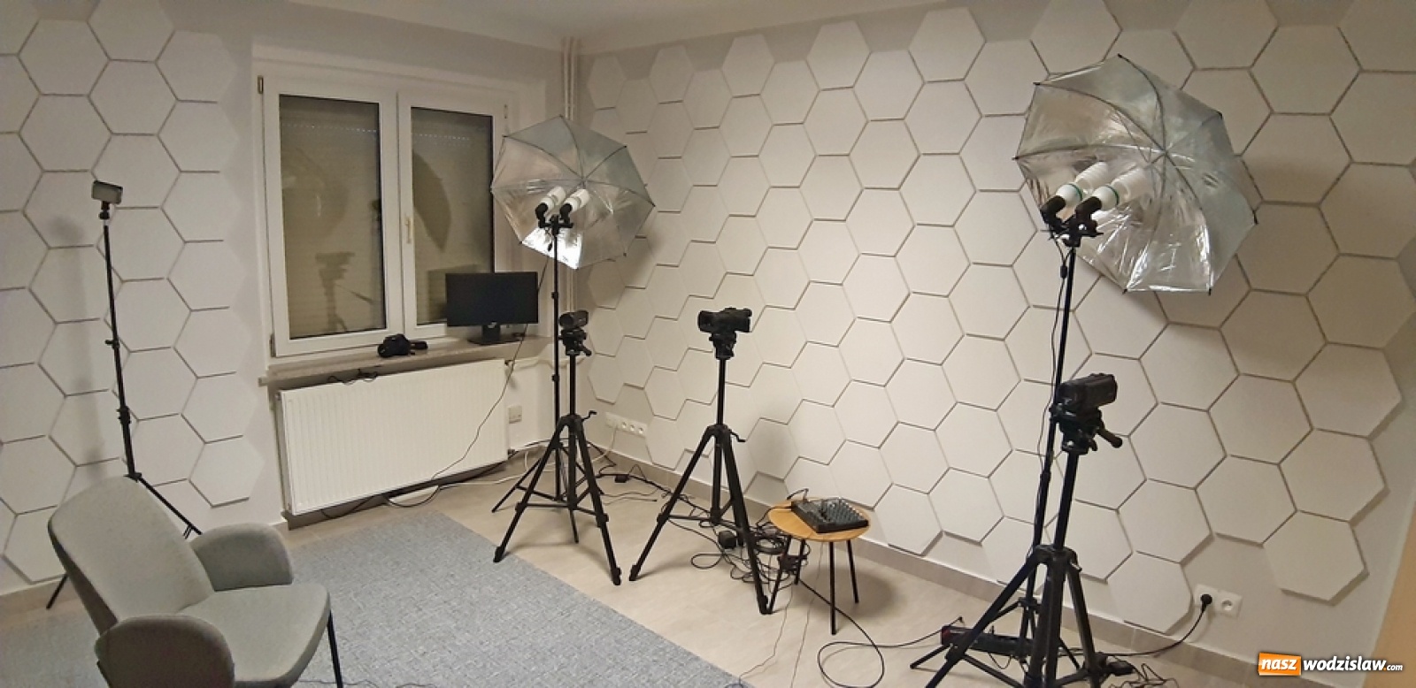 Zdjęcie w galerii na portalu naszwodzislaw.com: Mszański GOKiR stworzył studio telewizyjne wiadomości z regionu