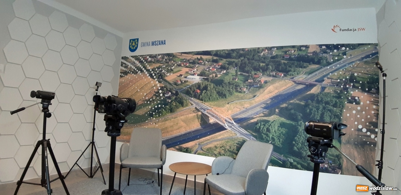 Zdjęcie w galerii na portalu naszwodzislaw.com: Mszański GOKiR stworzył studio telewizyjne wiadomości z regionu