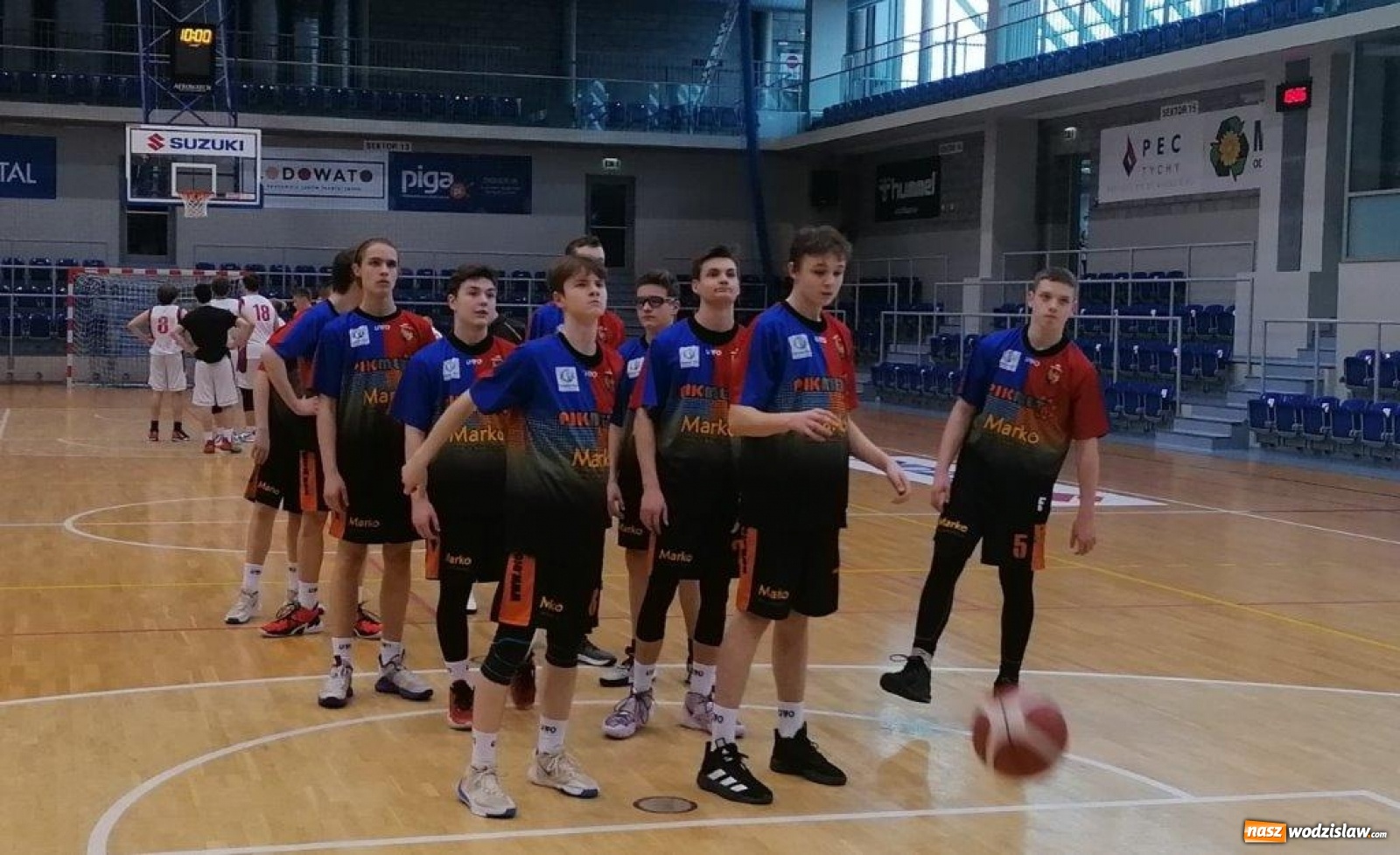 Zdjęcie w galerii na portalu naszwodzislaw.com: Koszykarze MKS Wodzisław Śląski z wygraną w Tychach wiadomości z regionu