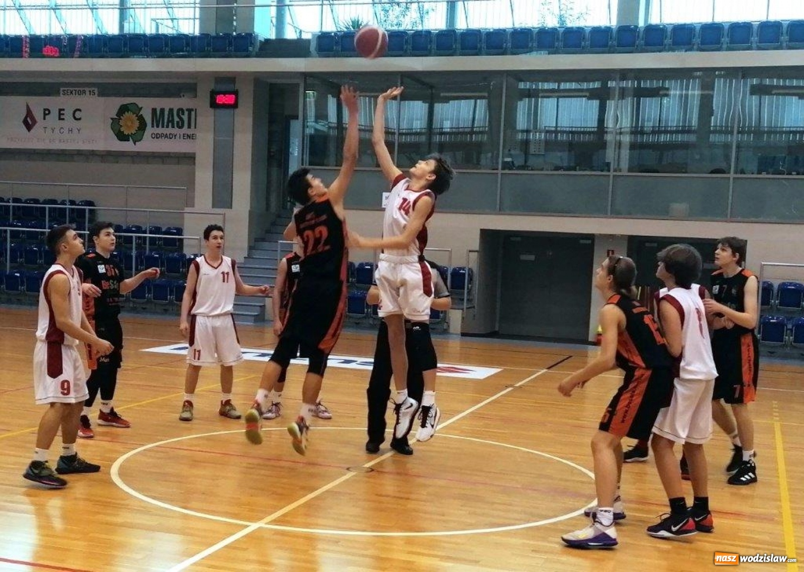 Zdjęcie w galerii na portalu naszwodzislaw.com: Koszykarze MKS Wodzisław Śląski z wygraną w Tychach wiadomości z regionu