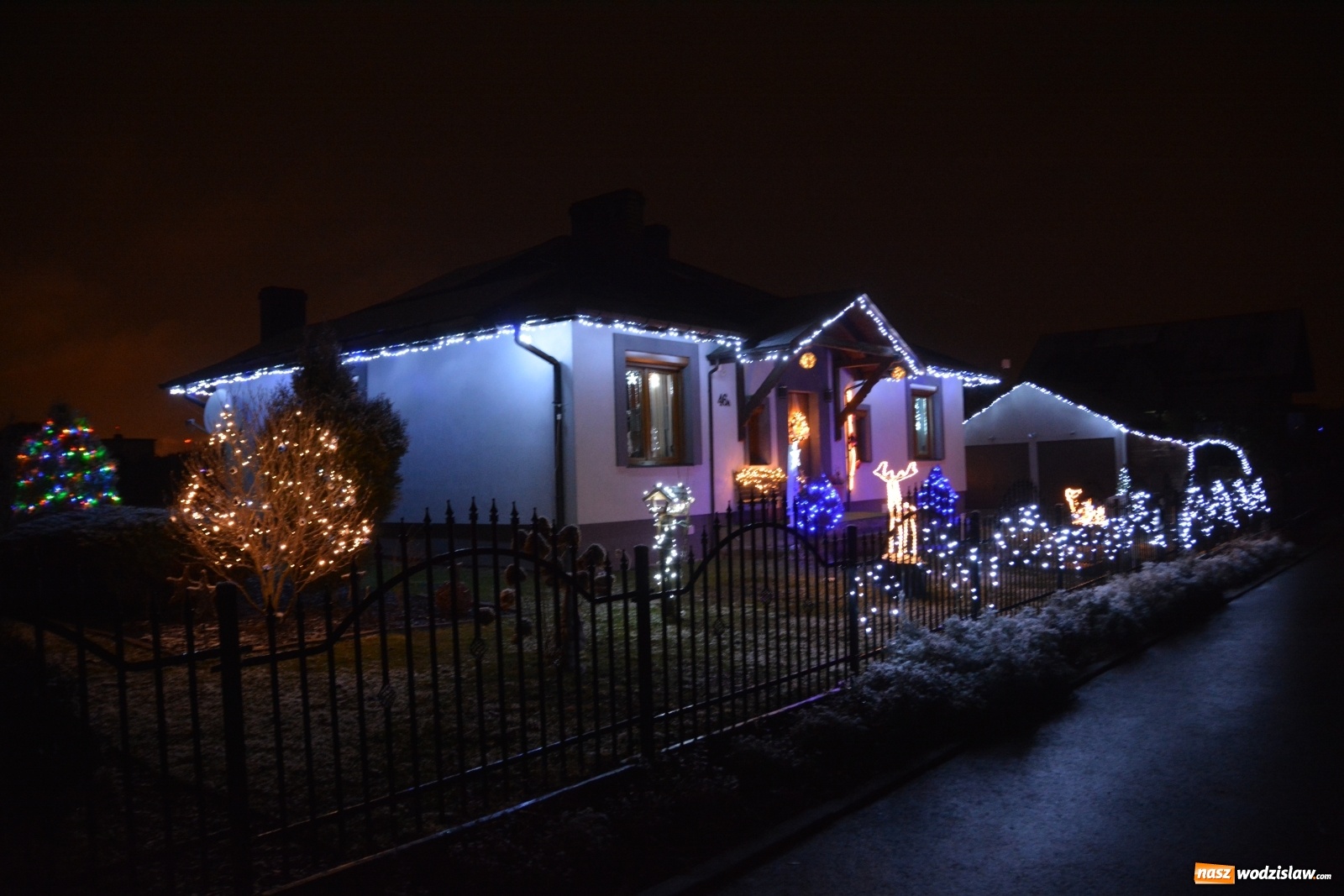 Zdjęcie w galerii na portalu naszwodzislaw.com: Rozstrzygnięto konkurs na najładniejsza dekorację świąteczno–noworoczną wiadomości z regionu