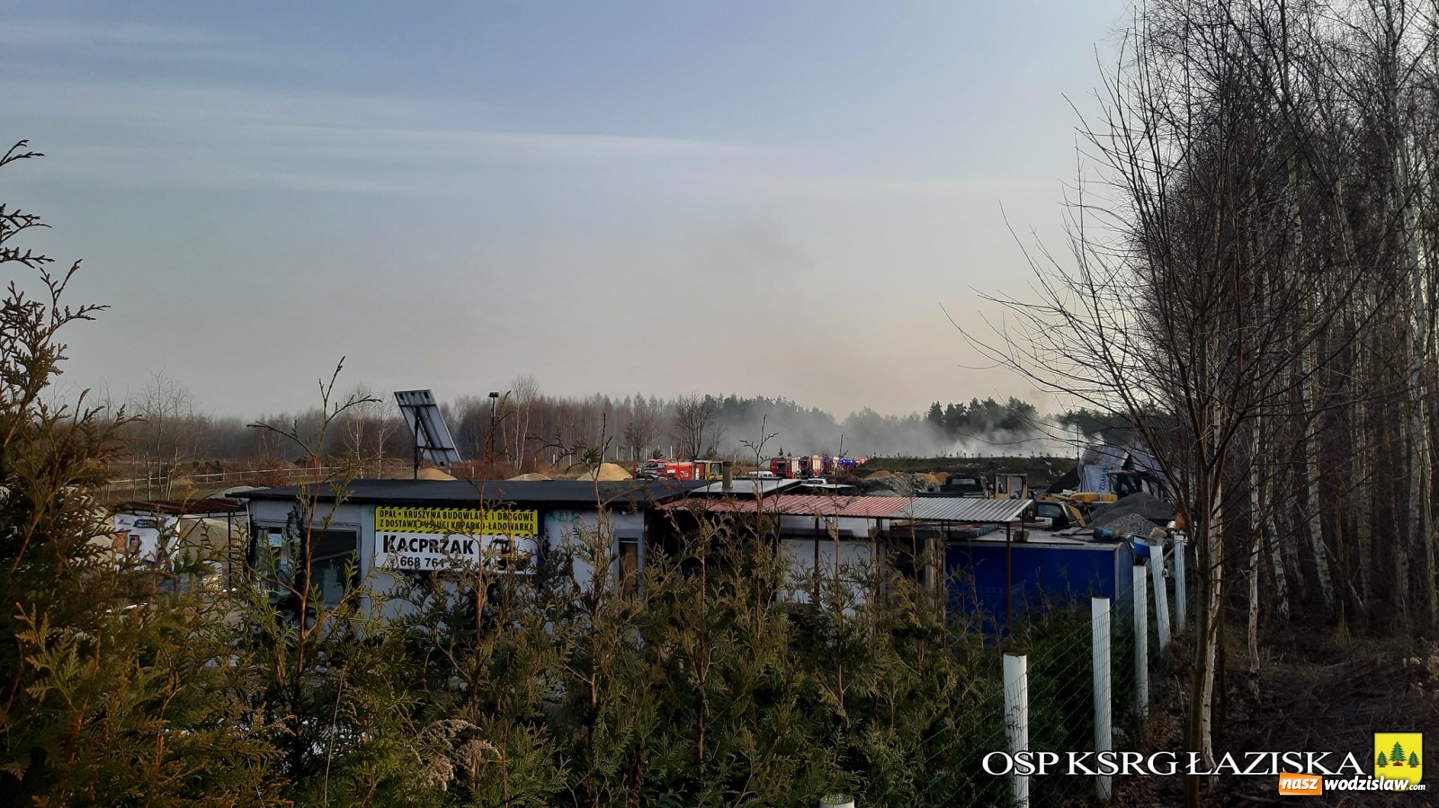 Zdjęcie w galerii na portalu naszwodzislaw.com: Pożar drewnianej stajni w Skrzyszowie [FOTO] wiadomości z regionu