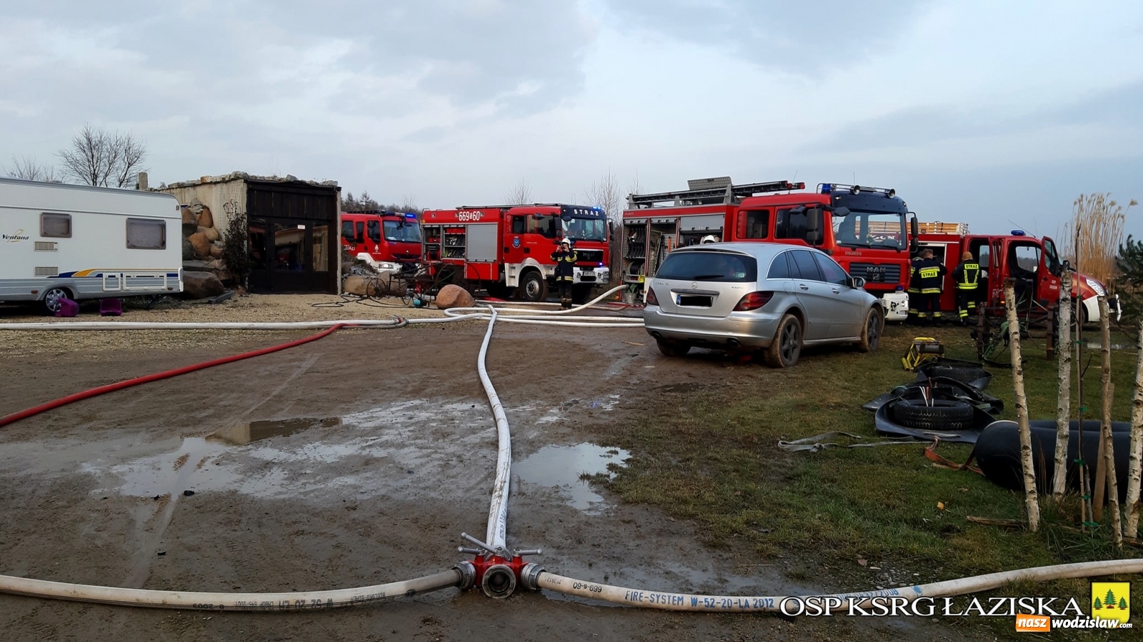 Zdjęcie w galerii na portalu naszwodzislaw.com: Pożar drewnianej stajni w Skrzyszowie [FOTO] wiadomości z regionu