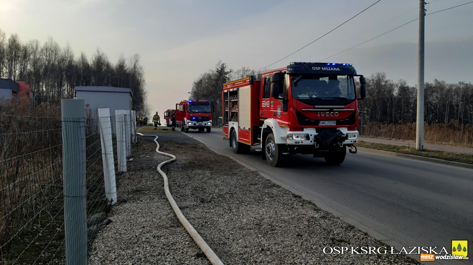 Zdjęcie w galerii na portalu naszwodzislaw.com: Pożar drewnianej stajni w Skrzyszowie [FOTO] wiadomości z regionu