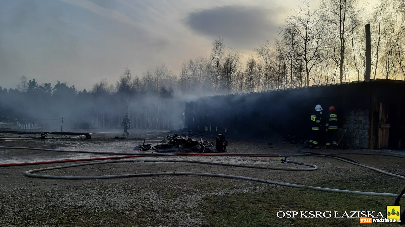 Zdjęcie w galerii na portalu naszwodzislaw.com: Pożar drewnianej stajni w Skrzyszowie [FOTO] wiadomości z regionu