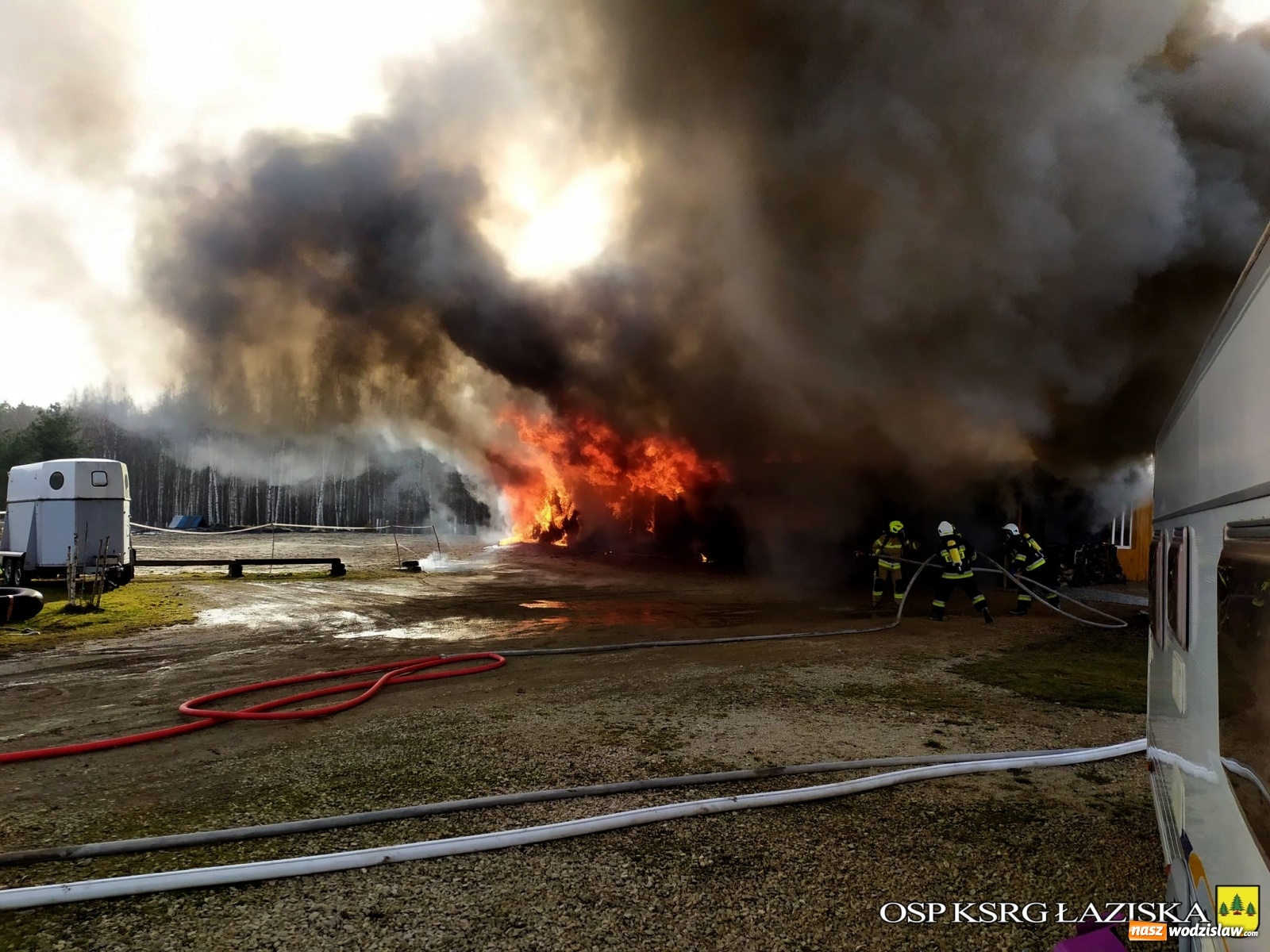 Zdjęcie w galerii na portalu naszwodzislaw.com: Pożar drewnianej stajni w Skrzyszowie [FOTO] wiadomości z regionu