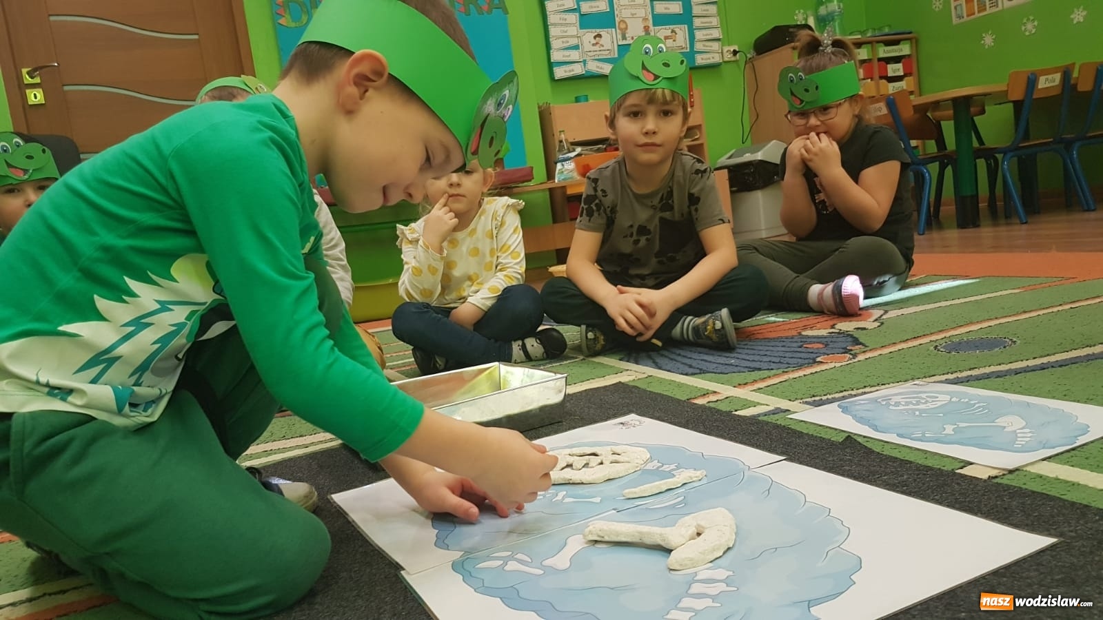 Zdjęcie w galerii na portalu naszwodzislaw.com: Przedszkolaki z Osiemnastki świętowały Dzień Dinozaura wiadomości z regionu