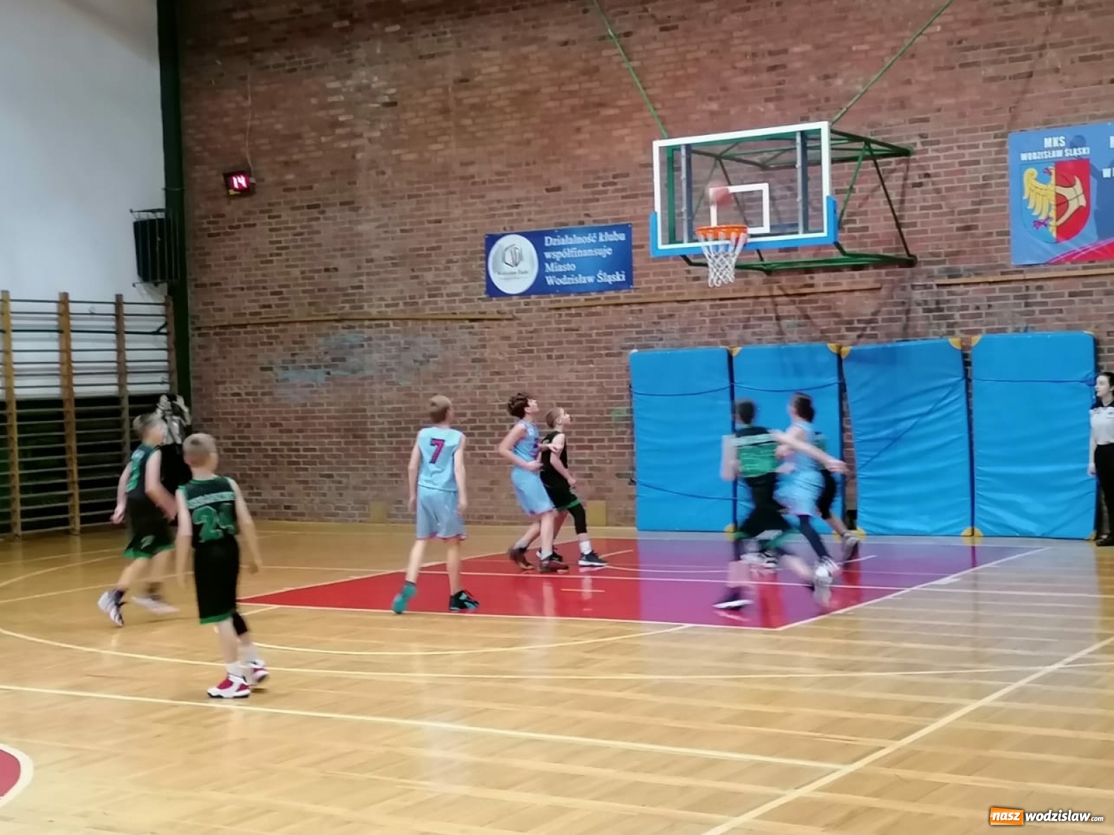 Zdjęcie w galerii na portalu naszwodzislaw.com: Kolejne zwycięstwo wodzisławskich koszykarzy wiadomości z regionu