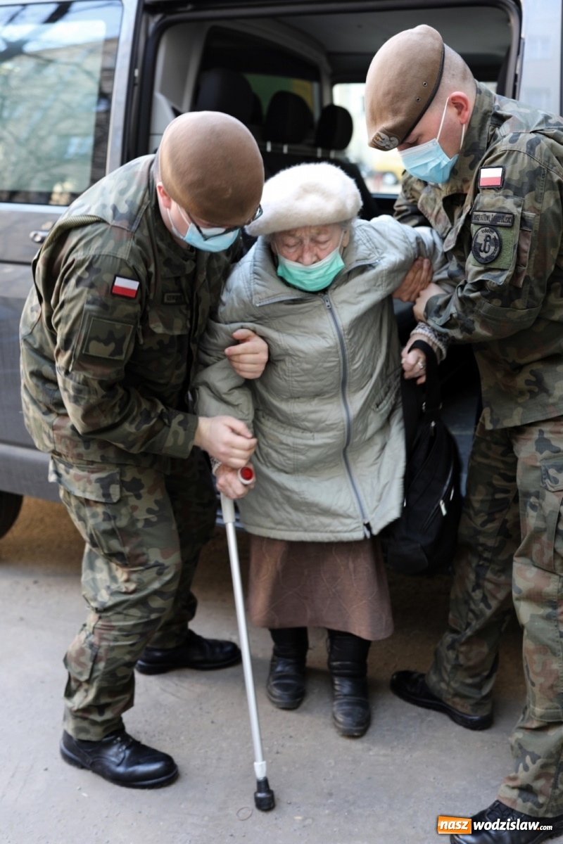 Zdjęcie w galerii na portalu naszwodzislaw.com: 13 ŚBOT pomaga w szczepieniu seniorów wiadomości z regionu