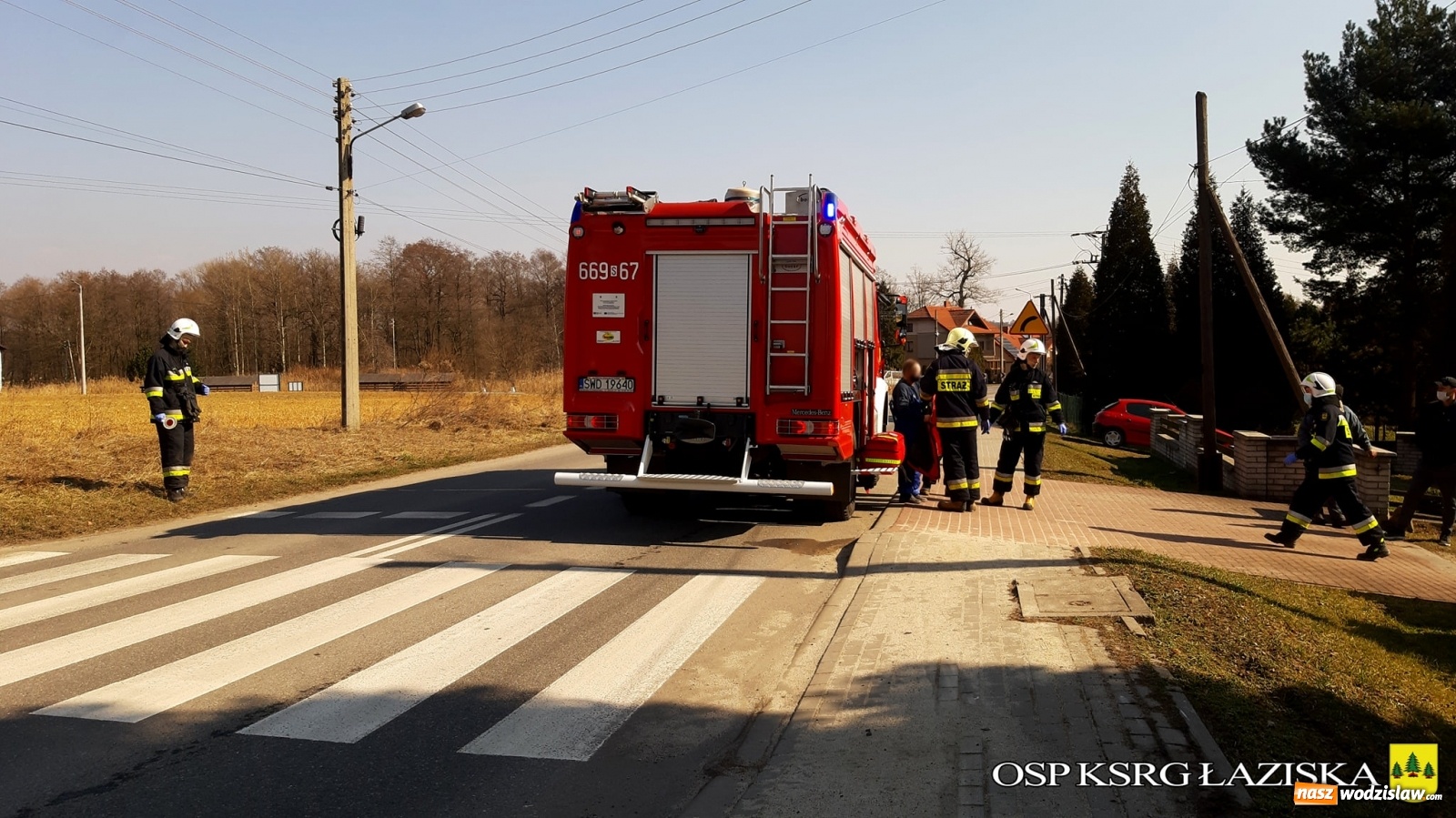 Zdjęcie w galerii na portalu naszwodzislaw.com: Zderzenie skutera z osobówką w Łaziskach wiadomości z regionu
