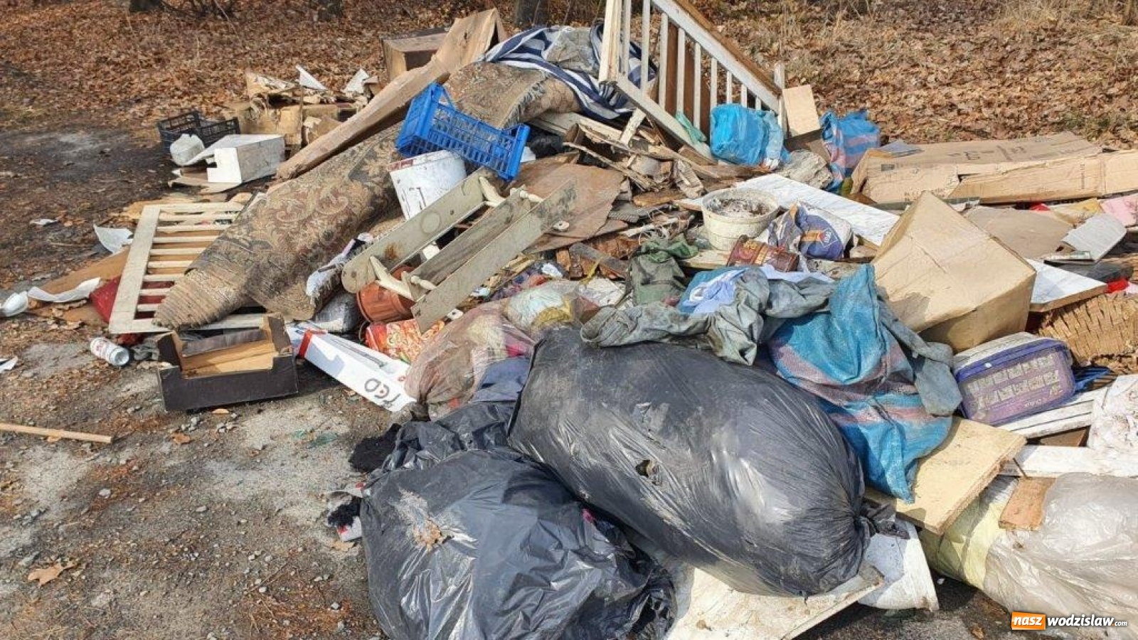 Zdjęcie w galerii na portalu naszwodzislaw.com: W gminie Godów pojawiły się dzikie wysypiska [FOTO] wiadomości z regionu