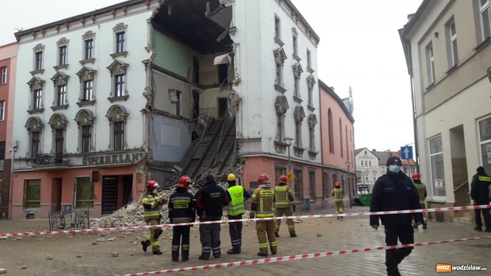 Zdjęcie w galerii na portalu naszwodzislaw.com: Runęła frontowa ściana kamienicy w centrum Rybnika wiadomości z regionu
