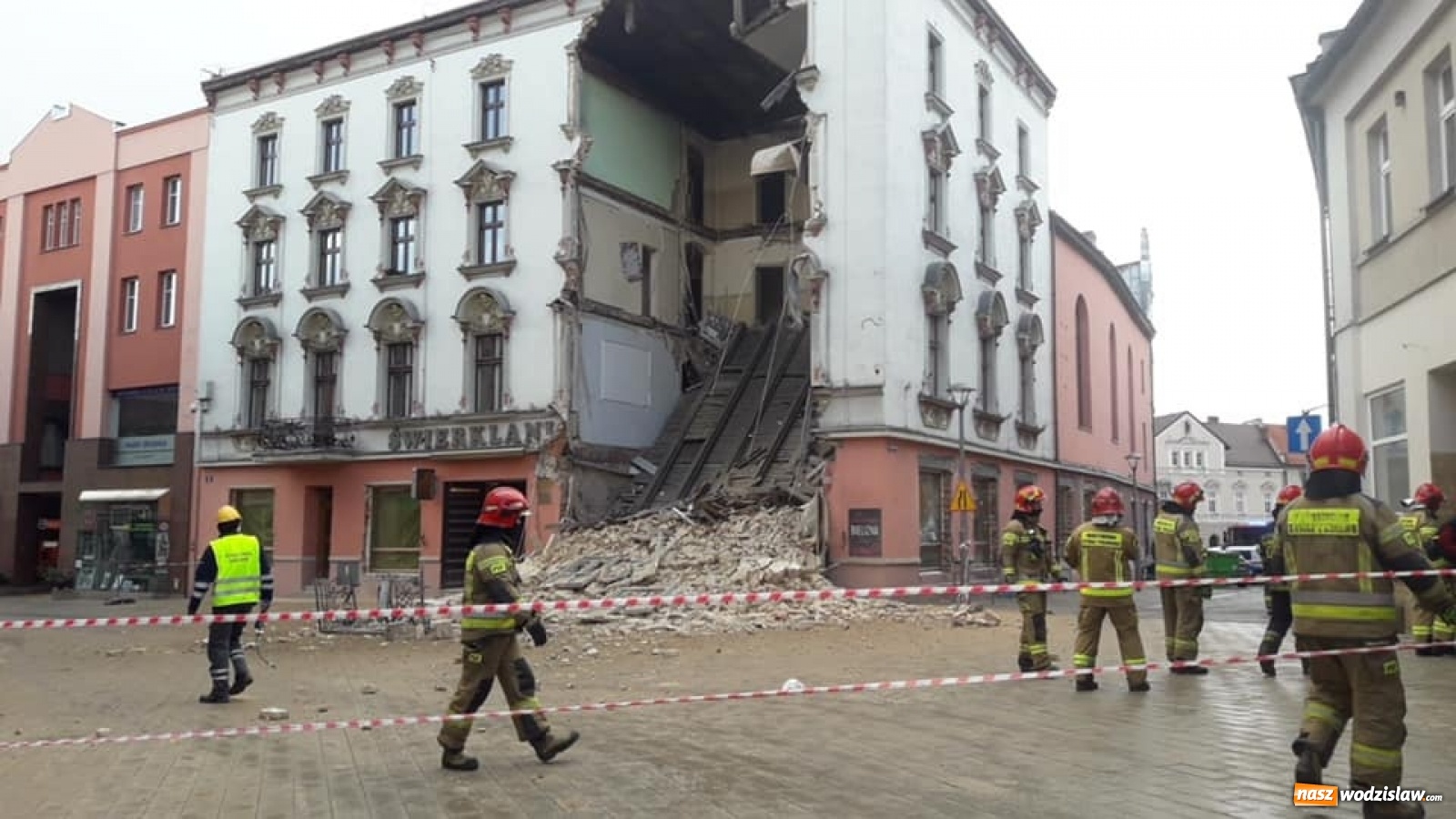 Zdjęcie w galerii na portalu naszwodzislaw.com: Runęła frontowa ściana kamienicy w centrum Rybnika wiadomości z regionu