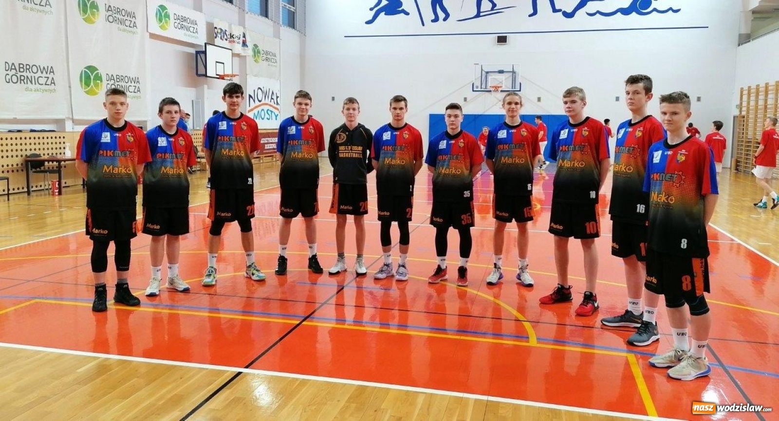 Zdjęcie w galerii na portalu naszwodzislaw.com: Koszykarze MKS Wodzisław górą w Dąbrowie Górniczej wiadomości z regionu