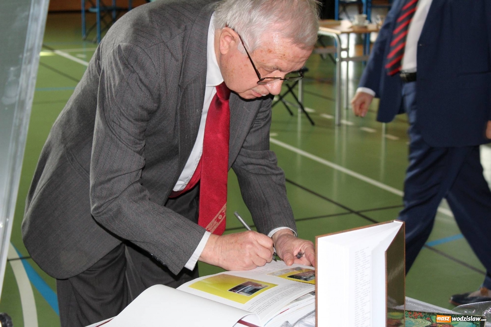 Zdjęcie w galerii na portalu naszwodzislaw.com: Godki i bojki Strzałki - obraz małej ojczyzny na kartach książki wiadomości z regionu