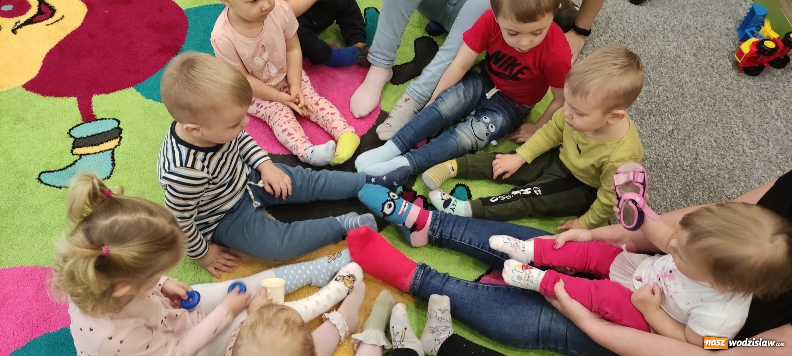 Zdjęcie w galerii na portalu naszwodzislaw.com: Dzień kolorowych skarpetek w wodzisławskim Bursztynku wiadomości z regionu