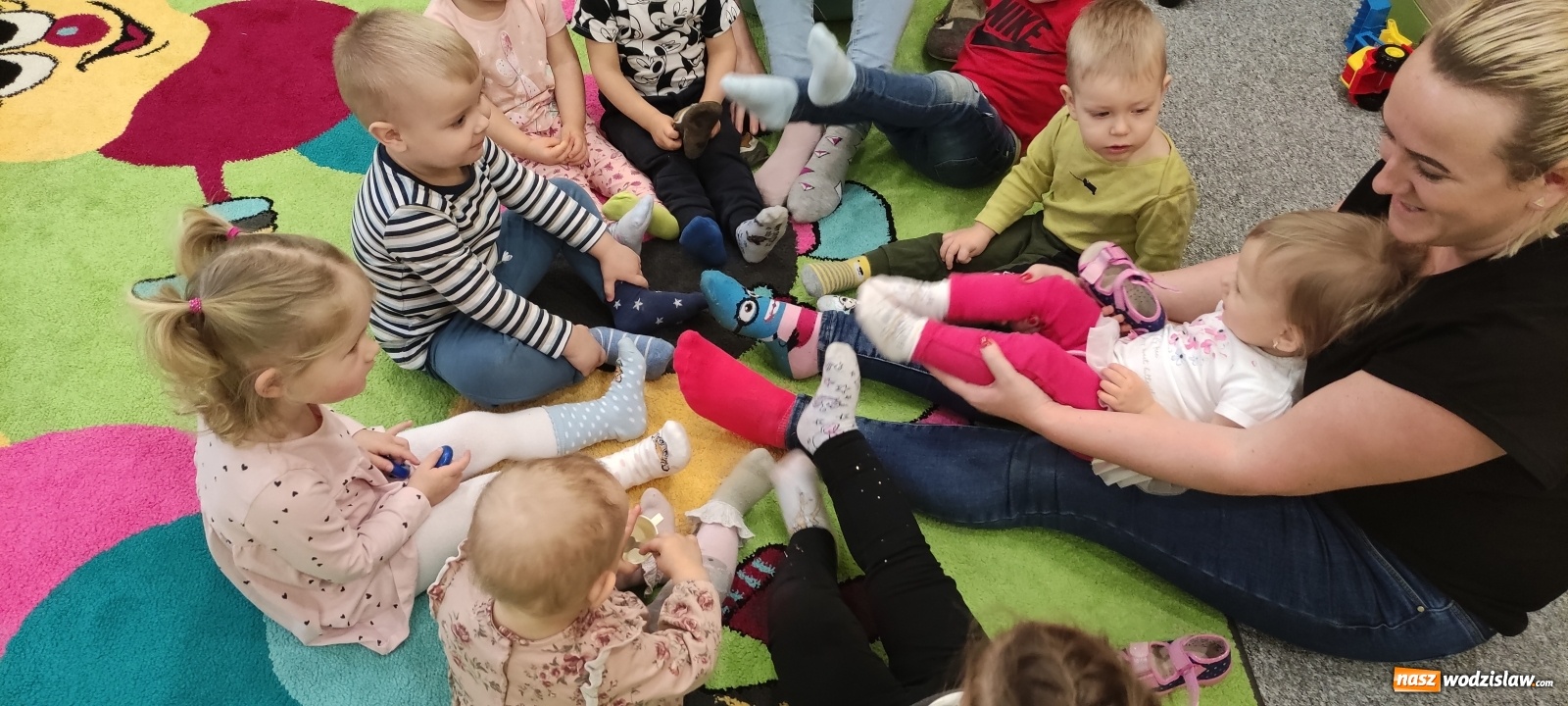 Zdjęcie w galerii na portalu naszwodzislaw.com: Dzień kolorowych skarpetek w wodzisławskim Bursztynku wiadomości z regionu