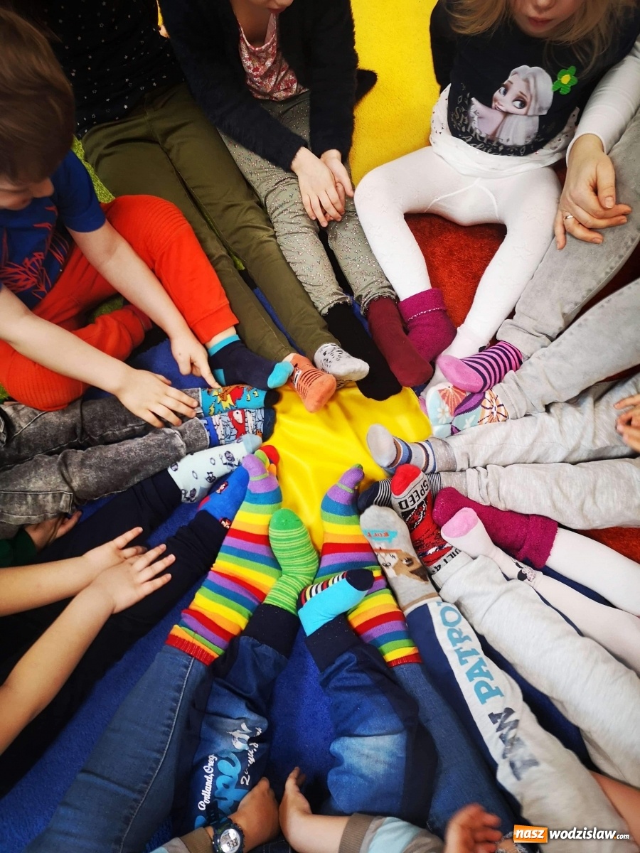 Zdjęcie w galerii na portalu naszwodzislaw.com: Dzień kolorowych skarpetek w wodzisławskim Bursztynku wiadomości z regionu