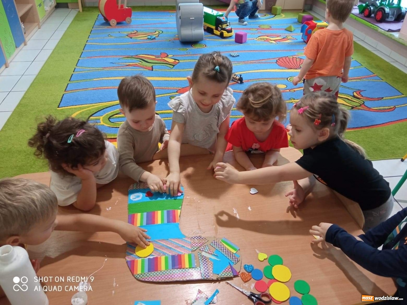 Zdjęcie w galerii na portalu naszwodzislaw.com: Dzień kolorowych skarpetek w wodzisławskim Bursztynku wiadomości z regionu