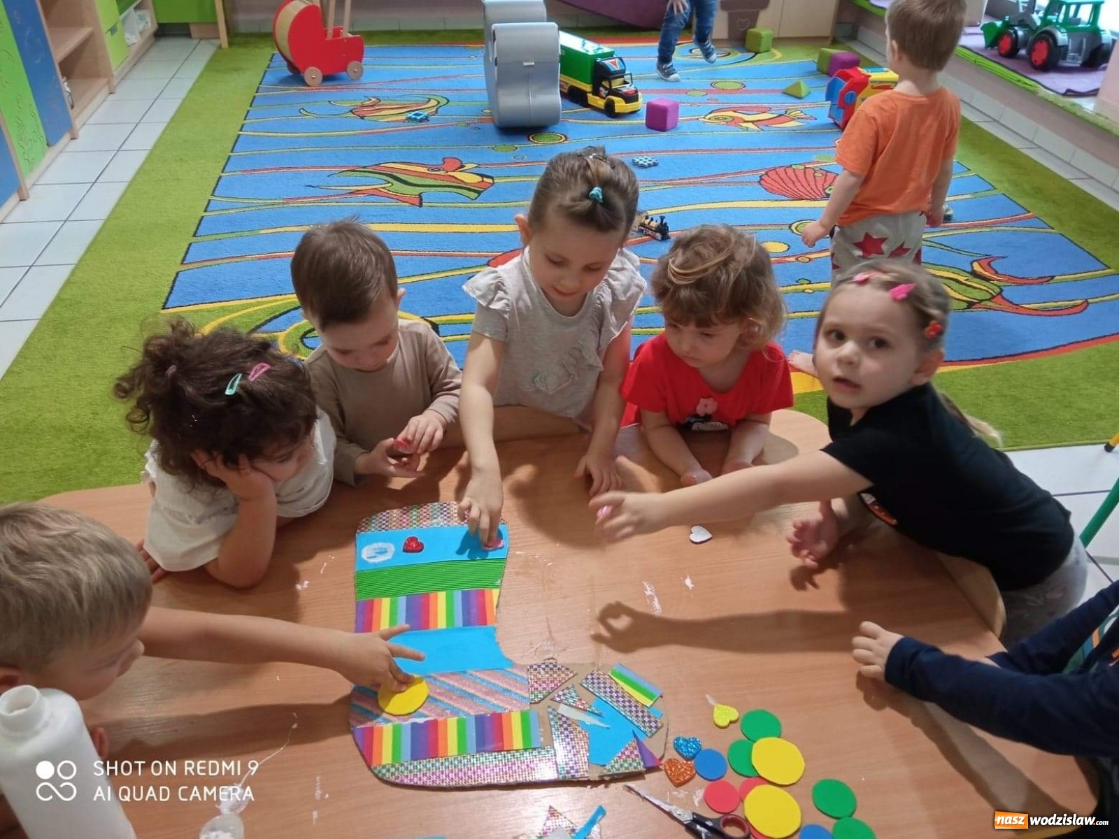 Zdjęcie w galerii na portalu naszwodzislaw.com: Dzień kolorowych skarpetek w wodzisławskim Bursztynku wiadomości z regionu