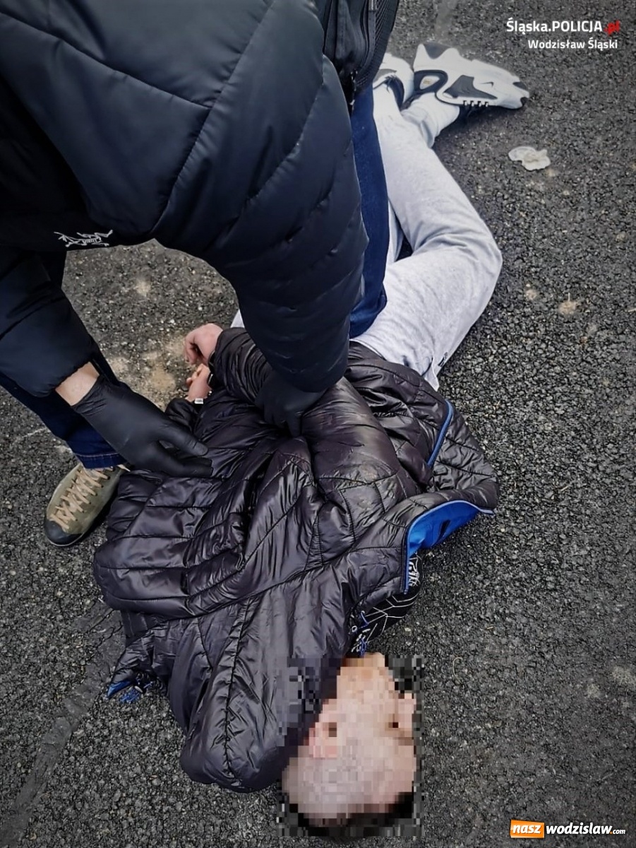 Zdjęcie w galerii na portalu naszwodzislaw.com: Policyjna akcja w Rudach. Zatrzymanie nożownika wiadomości z regionu
