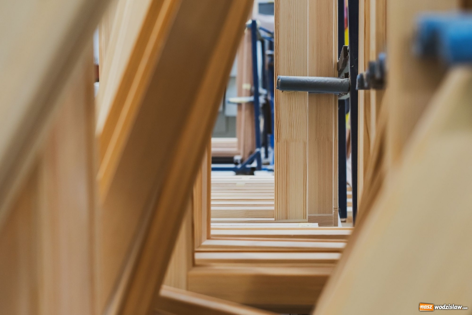 Zdjęcie w galerii na portalu naszwodzislaw.com: Eko-Okna budują i rozwijają produkcję okien drewnianych wiadomości z regionu