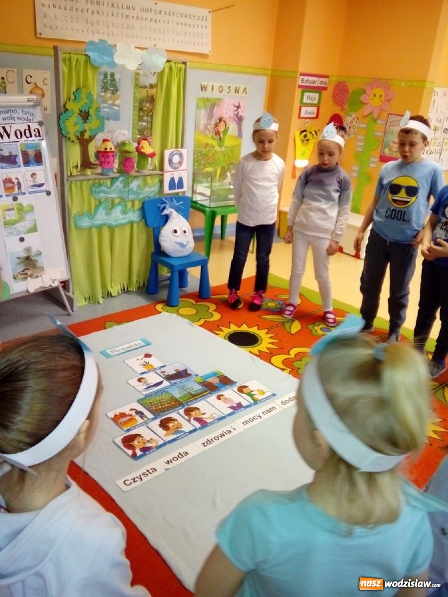 Zdjęcie w galerii na portalu naszwodzislaw.com: Z wodą zdrowo i wesoło. Zabawy przedszkolaków z Osiemnastki wiadomości z regionu