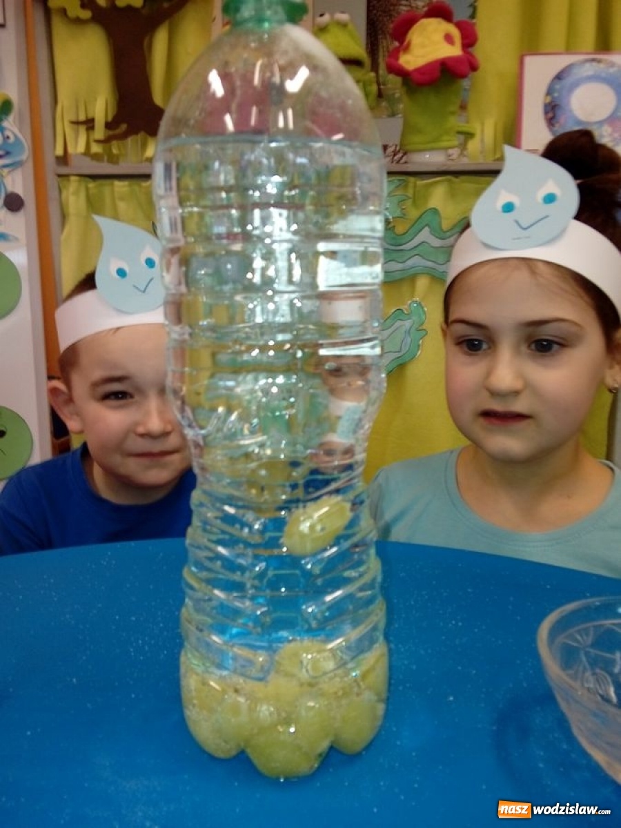 Zdjęcie w galerii na portalu naszwodzislaw.com: Z wodą zdrowo i wesoło. Zabawy przedszkolaków z Osiemnastki wiadomości z regionu