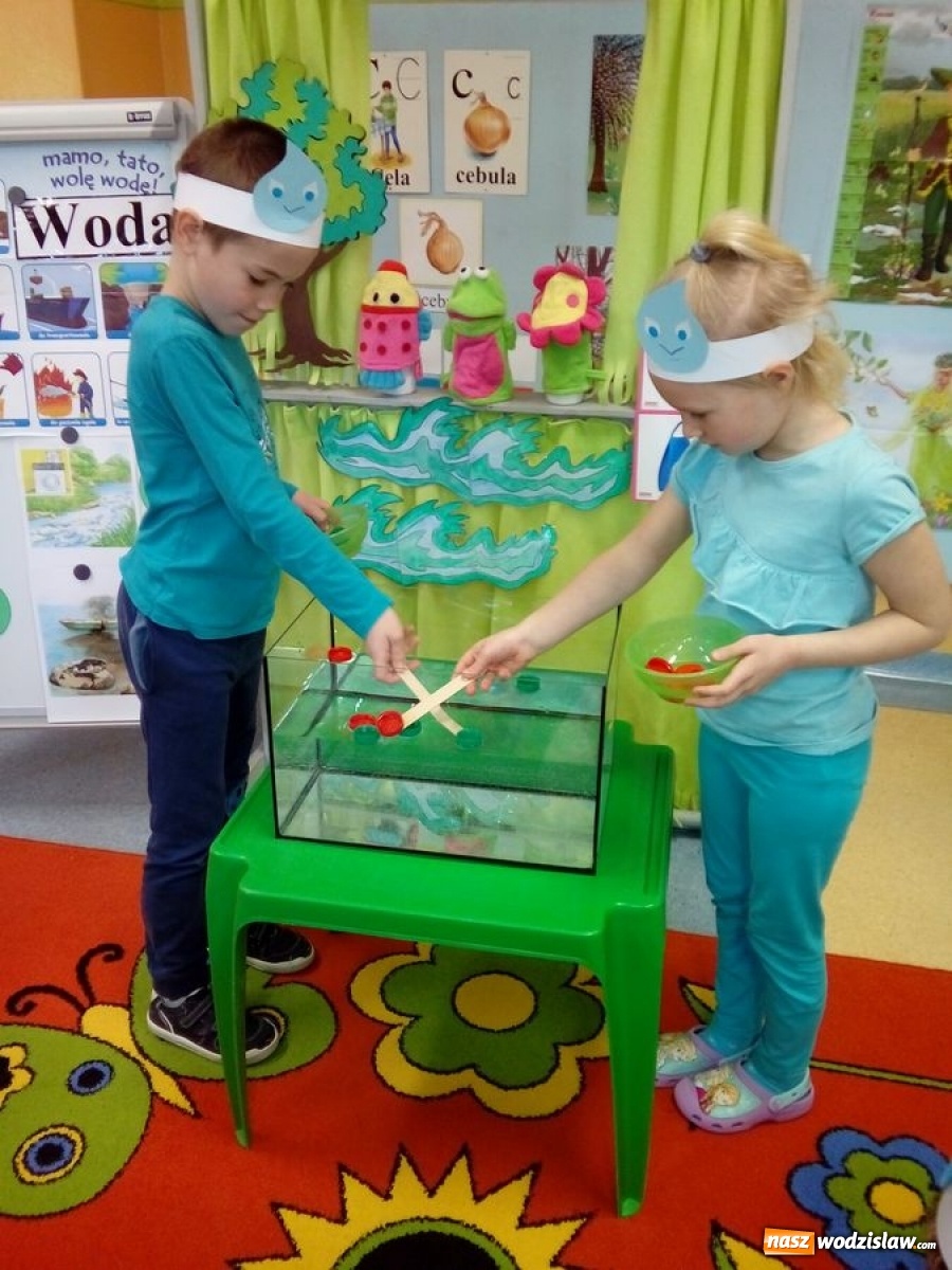 Zdjęcie w galerii na portalu naszwodzislaw.com: Z wodą zdrowo i wesoło. Zabawy przedszkolaków z Osiemnastki wiadomości z regionu