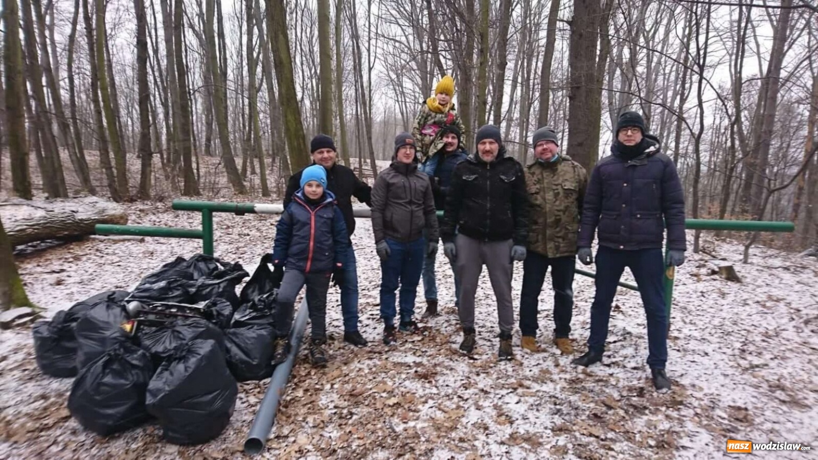 Zdjęcie w galerii na portalu naszwodzislaw.com: Wodzisławianie zorganizowali akcję sprzątania lasu wiadomości z regionu