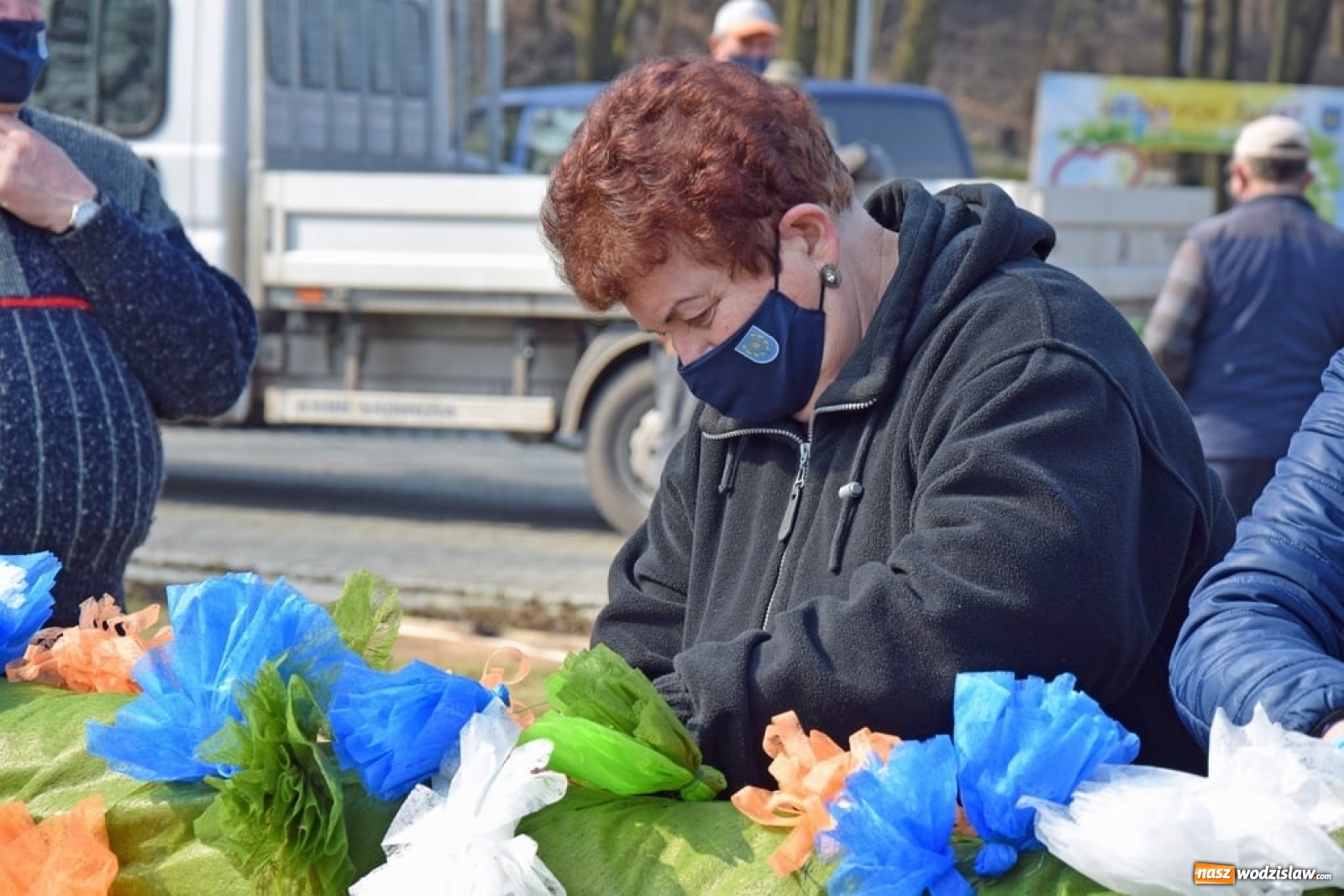 Zdjęcie w galerii na portalu naszwodzislaw.com: W mszańskim parku stanęła gigantyczna palma wielkanocna [FOTO] wiadomości z regionu
