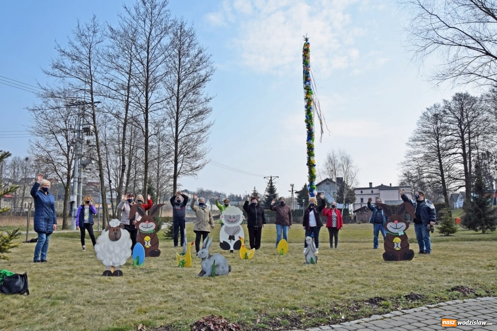 Zdjęcie w galerii na portalu naszwodzislaw.com: W mszańskim parku stanęła gigantyczna palma wielkanocna [FOTO] wiadomości z regionu