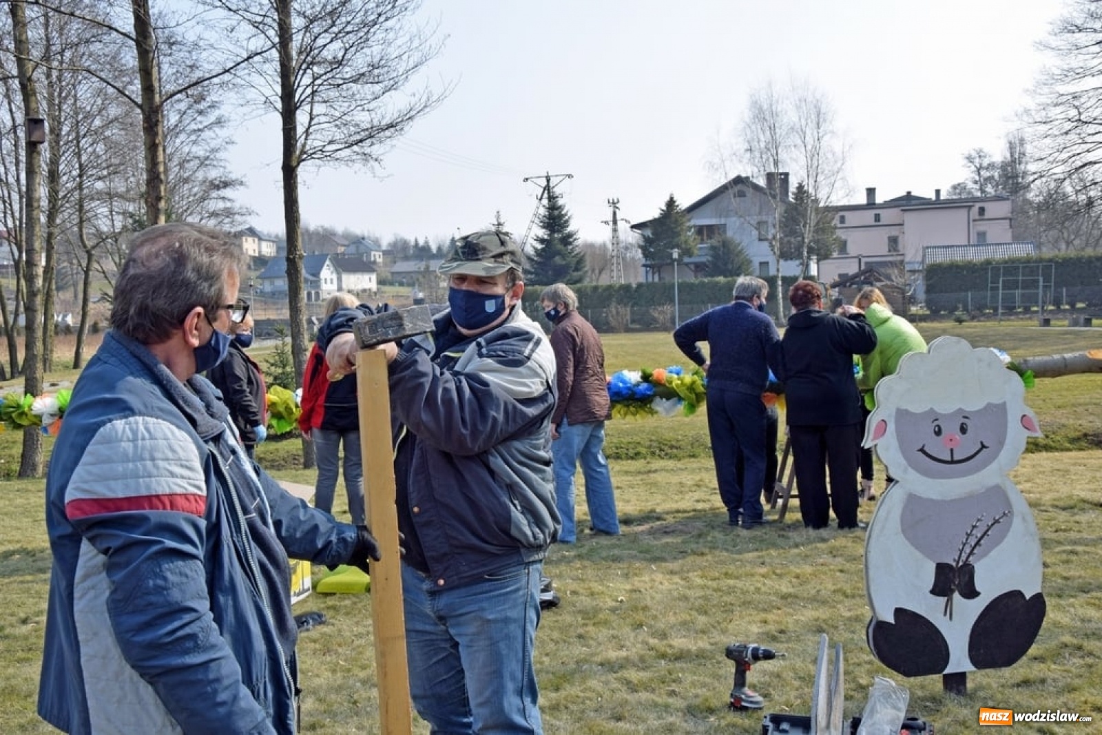 Zdjęcie w galerii na portalu naszwodzislaw.com: W mszańskim parku stanęła gigantyczna palma wielkanocna [FOTO] wiadomości z regionu