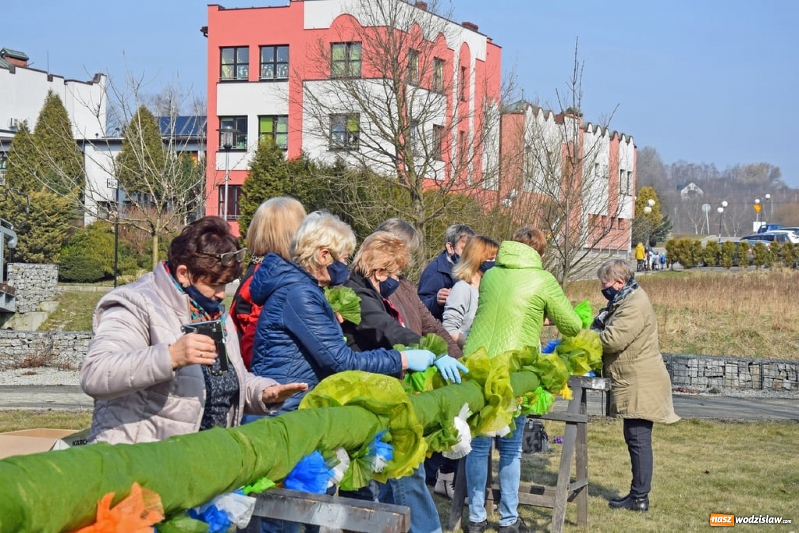 Zdjęcie w galerii na portalu naszwodzislaw.com: W mszańskim parku stanęła gigantyczna palma wielkanocna [FOTO] wiadomości z regionu