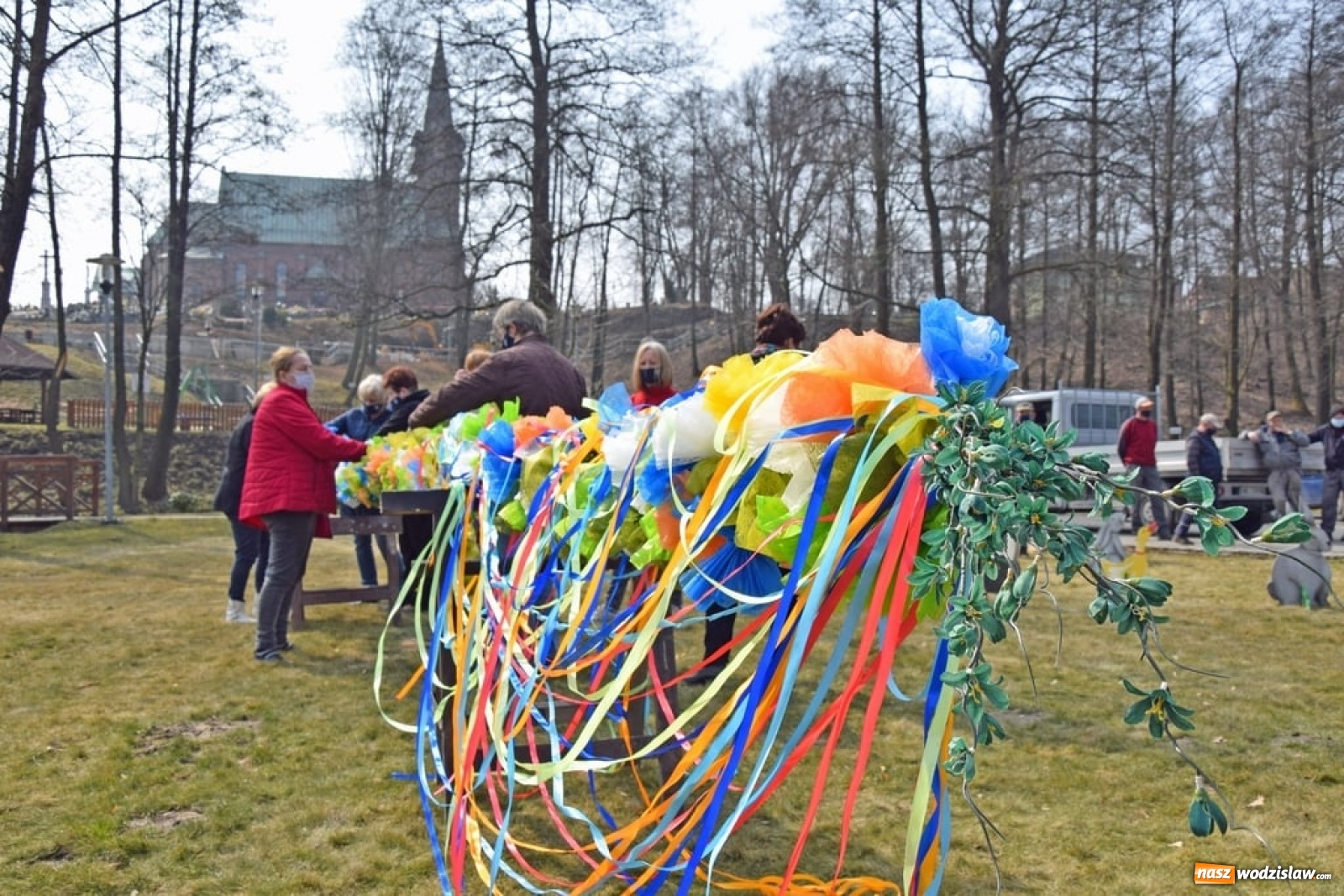 Zdjęcie w galerii na portalu naszwodzislaw.com: W mszańskim parku stanęła gigantyczna palma wielkanocna [FOTO] wiadomości z regionu