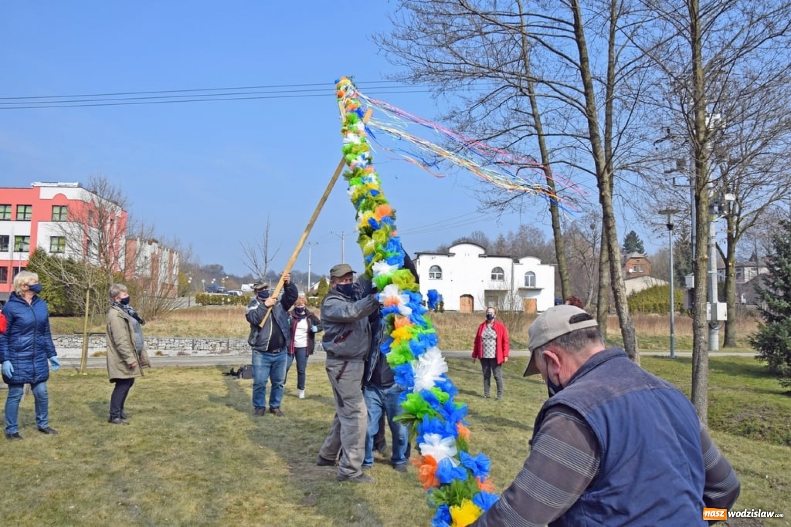 Zdjęcie w galerii na portalu naszwodzislaw.com: W mszańskim parku stanęła gigantyczna palma wielkanocna [FOTO] wiadomości z regionu